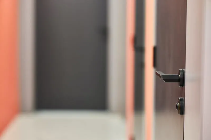 Jak wybrać drzwi zewnętrzne, które sprawdzą się w każdych warunkach? 