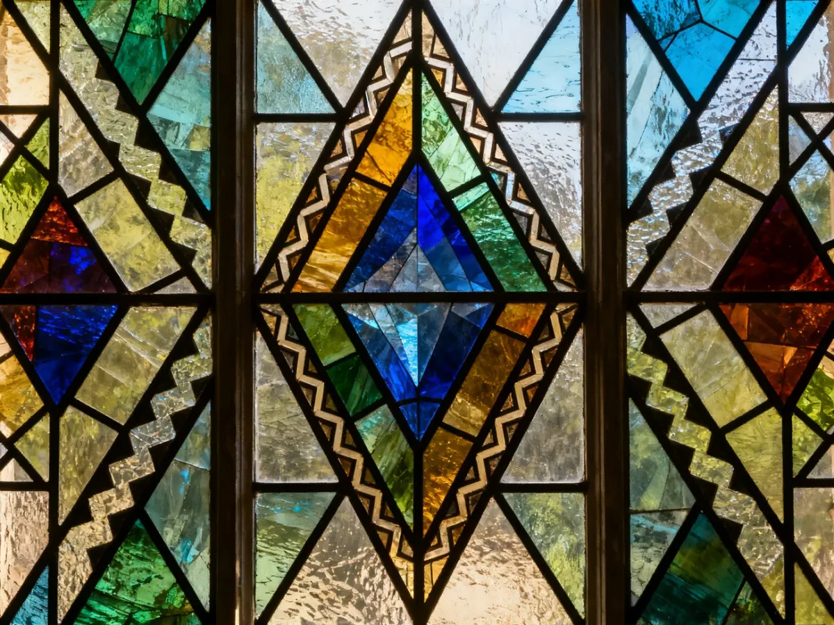 Polski witraż Art Déco z rombami, trójkątami i zygzakami