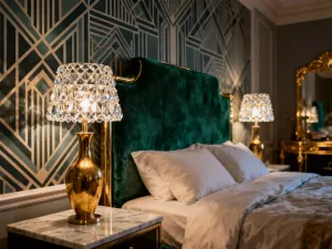 Luksusowy salon w stylu art deco ze szmaragdową sofą, złotymi akcentami i nastrojowym oświetleniem.